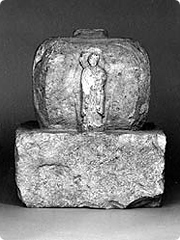 石造宝塔残欠（町指定重要文化財）