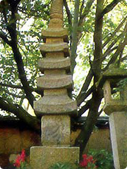 石造五重塔（県指定重要文化財）